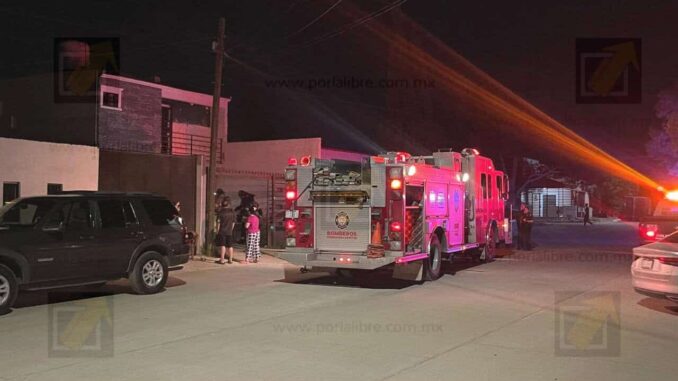 Corto circuito desata incendio y moviliza a bomberos en Villa Juárez