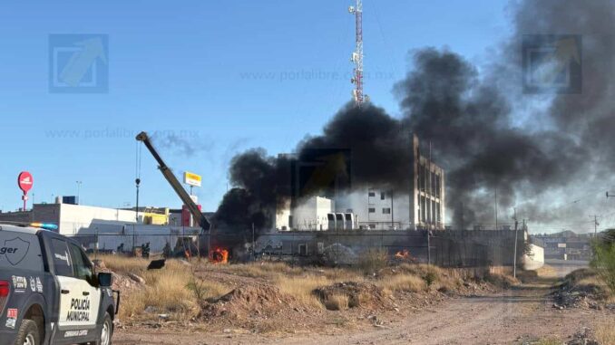 Se registra incendio en corralón con maquinaria y autopartes en la vialidad Ch-P
