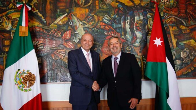 Canciller De la Fuente recibe al presidente del Senado de Jordania