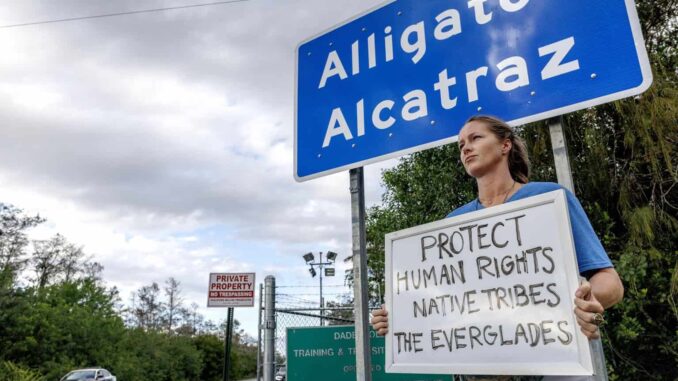 Jueza de EE.UU. ordena a ICE permitir abogados a migrantes detenidos en Alligator Alcatraz