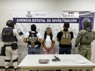 Detiene COE a mujer durante cateo, se le aseguraron 207 dosis de cocaína y un arma de fuego