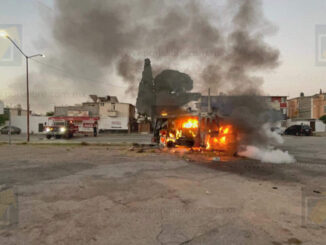 Incendio consume puesto de comida en Infonavit Nacional; bomberos evitan explosión de tanque de gas