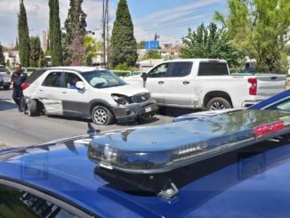 Pierde el control y termina en carriles contrarios de La Cantera;  caos vial