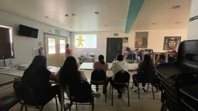 Imparte CEJUM plática en albergue La Gran Familia de Gregory