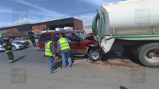 Choque por alcance deja a conductor prensado en la carretera Cuauhtémoc–Chihuahua