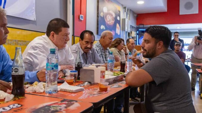 Invitan comerciantes del Centro a comer y dialogar al Fiscal César Jáuregui