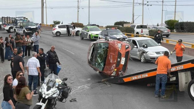 Derrame de diésel provoca carambola y volcadura en Periférico de la Juventud