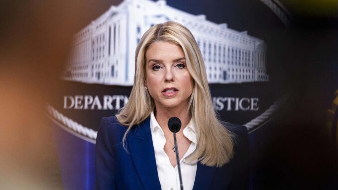 Trump destituye a la fiscal general Pam Bondi