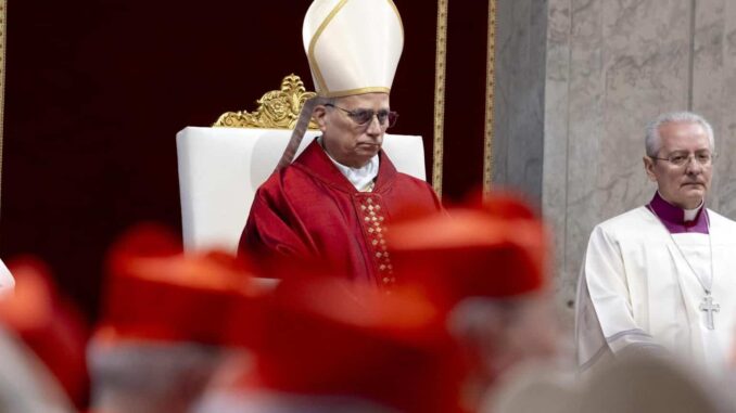El papa León XIV recupera la tradición de portar la cruz en multitudinario viacrucis en el Coliseo
