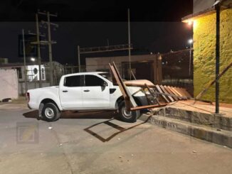 Adulto mayor choca camioneta contra vivienda y destruye escalera en la colonia Josefa Ortiz de Domínguez