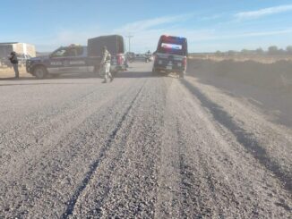 Dejan dos cuerpos con narcomensaje en brecha de campo menonita