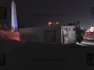 Tráiler doble remolque vuelca en carretera a Juárez