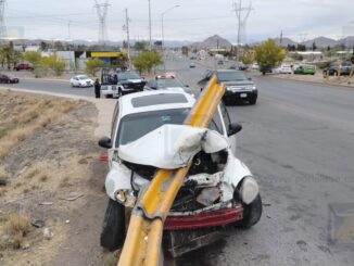 Pierde el control en curva y se incrusta en barrera metálica en el periférico R. Almada