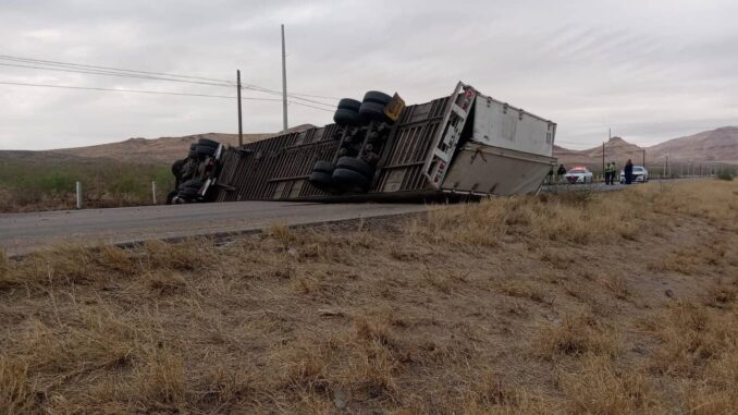 Vuelca tráiler en la carretera Delicias–Chihuahua; cierre parcial 