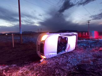 Choque alcance termina en volcadura sobre la carretera Juárez–Chihuahua