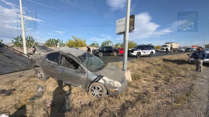 Volcadura en el periférico Lombardo Toledano deja cuatro lesionados