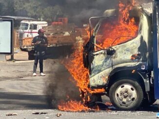 Comuneros de Arantepacua queman vehículos y causan destrozos en Morelia