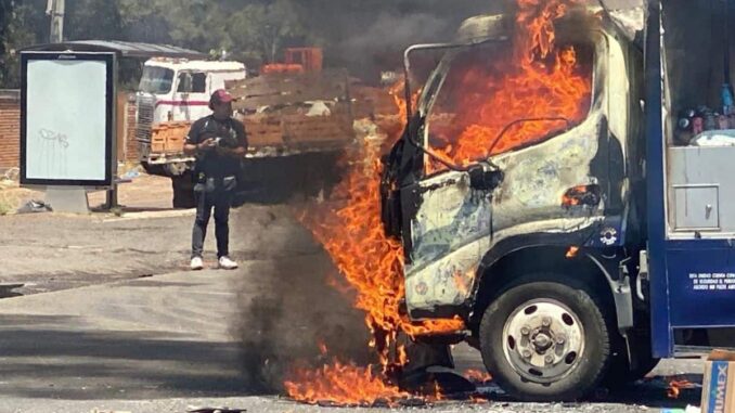 Comuneros de Arantepacua queman vehículos y causan destrozos en Morelia