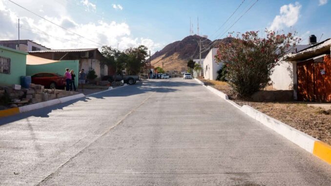 Entrega alcalde pavimentación en colonia Lealtad