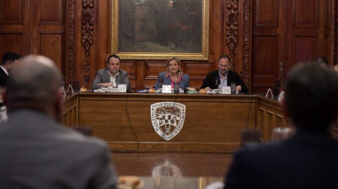 Maru Campos recibe en Palacio de Gobierno a diputados del Congreso del Estado
