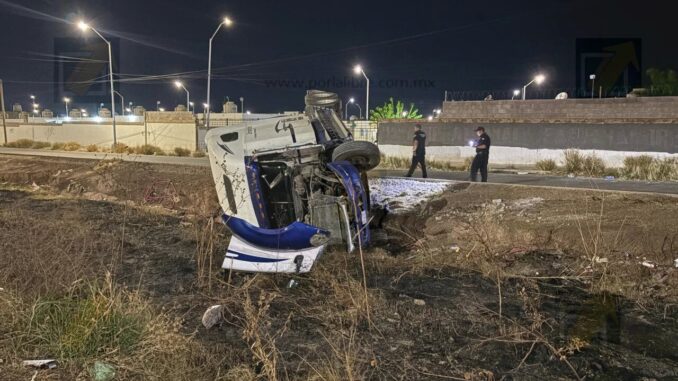 Tráiler vuelca en arroyo tras intentar evitar choque; familia lesionada