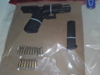 Detienen durante cateo a pareja con arma de fuego y drogas