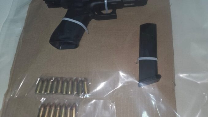 Detienen durante cateo a pareja con arma de fuego y drogas