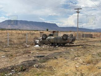Vuelcan paisanos en carretera a Juárez; una mujer fallecida