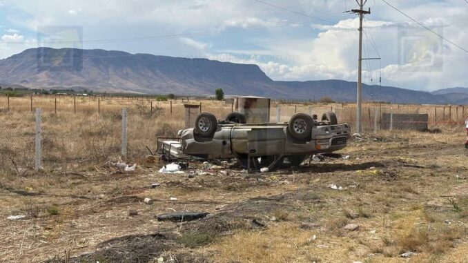 Vuelcan paisanos en carretera a Juárez; una mujer fallecida