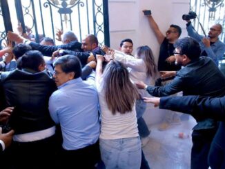Video: Asamblea de Barrios intenta dar portazo en Congreso CDMX; suspendieron la sesión