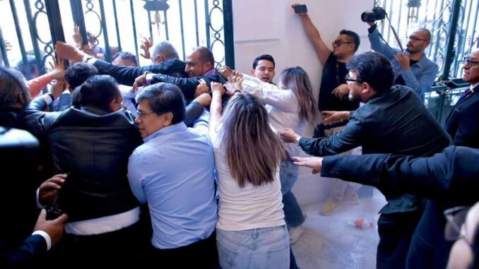 Video: Asamblea de Barrios intenta dar portazo en Congreso CDMX; suspendieron la sesión