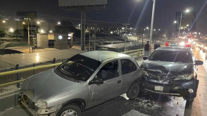Pierde el control y provoca choque en puente de la avenida Pacheco
