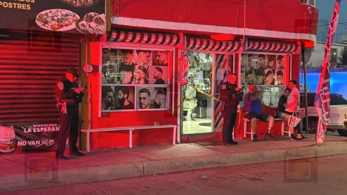 Mujer dispara contra fachada de barbería en colonia Tierra y Libertad