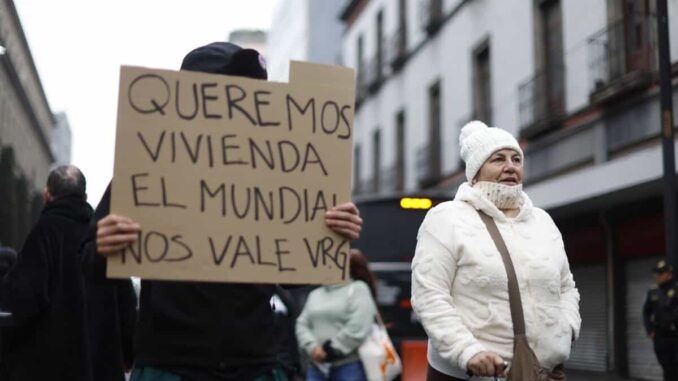 Asamblea de Barrios arma zafarrancho en Congreso de la Ciudad de México por vivienda