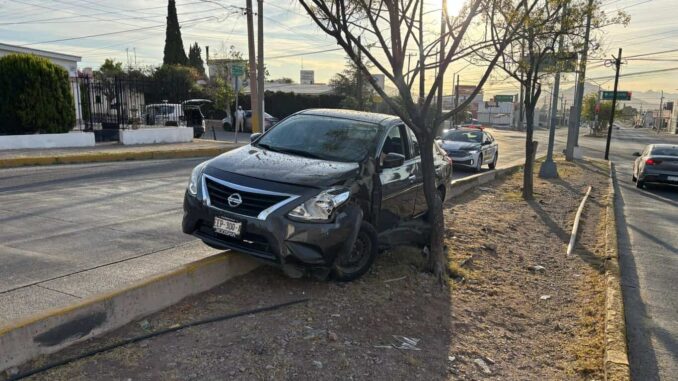 Vehículo termina sobre el camellón tras derrape al pasar un charco
