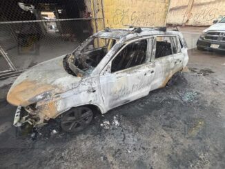 Incendio consume vehículo en callejón céntrico; investigan posible acto intencional