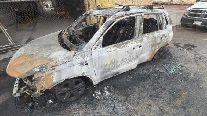 Incendio consume vehículo en callejón céntrico; investigan posible acto intencional