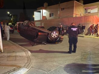 Conductor ignora señal de alto y provoca volcadura 