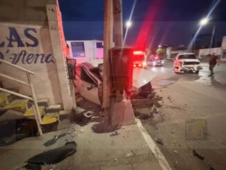 Pierde control y provoca choque contra auto estacionado en el Díaz Ordaz