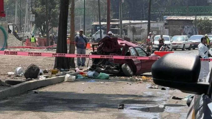 Tráiler embiste a dos autos en Calzada Ignacio Zaragoza, CDMX; hay dos muertos
