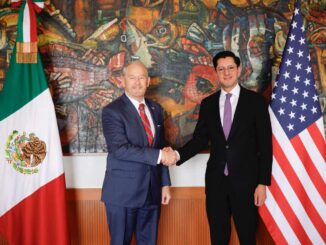 Roberto Velasco recibe en la SRE al embajador de EE.UU., Ronald Johnson