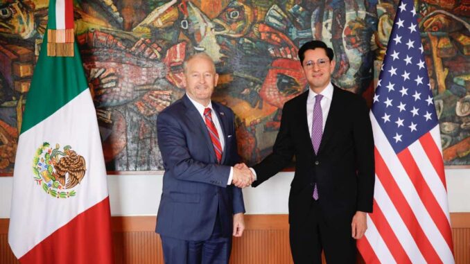 Roberto Velasco recibe en la SRE al embajador de EE.UU., Ronald Johnson