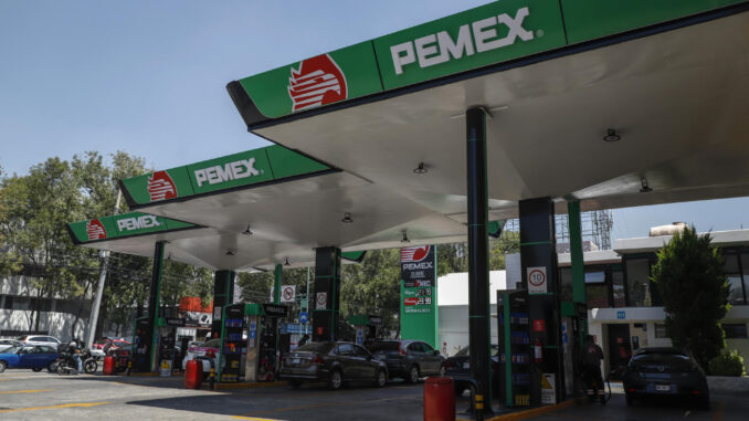 Especialistas alertan costo fiscal para México por contener precios de gasolinas