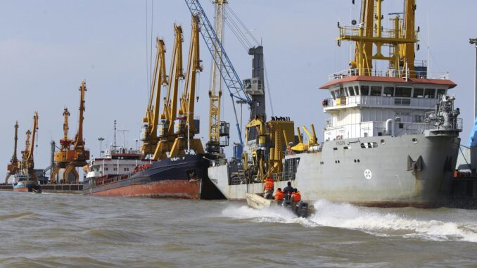 EE.UU. asegura haber bloqueado los puertos de Irán y «detenido por completo» su comercio