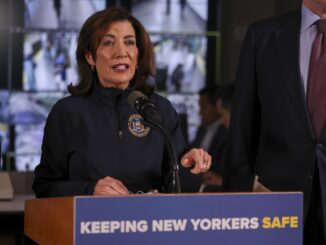 Critican a gobernadora de Nueva York por propuesta sobre cooperación entre Policía y ICE