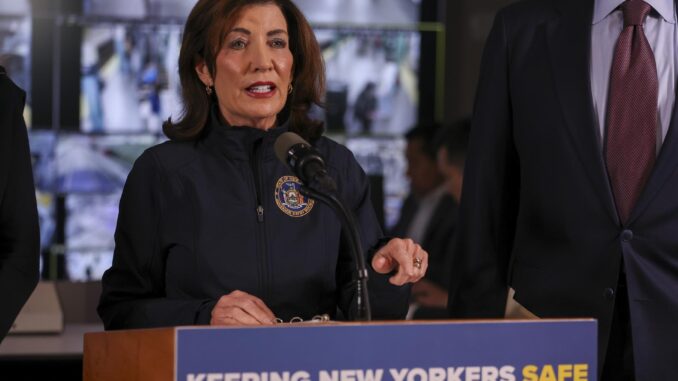 Critican a gobernadora de Nueva York por propuesta sobre cooperación entre Policía y ICE