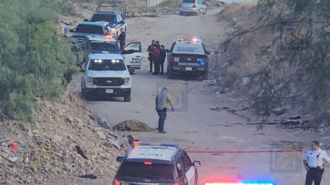 Hallan encobijado en terracería en la colonia 2 de Junio