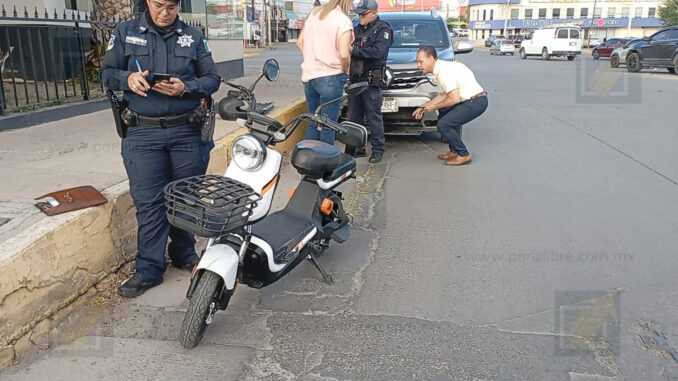 Choque entre camioneta y motoneta deja a hombre herido en Ortiz Mena
