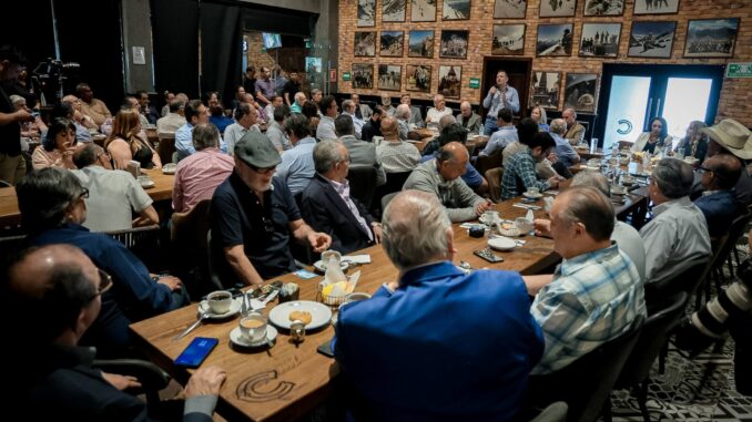 Escucha Marco Bonilla el sentir de Juárez en encuentro con la agrupación “Más por Juárez”