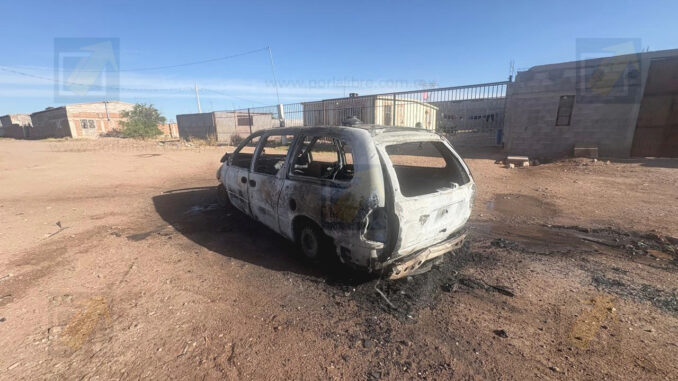 Incendio consume vehículo en colonia Las Torres